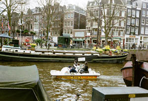 nl200104-amsterdam-city-04-tourists.jpg (27384 bytes)