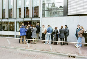 nl200104-amsterdam-city-05-annefrankqueues.jpg (21679 bytes)