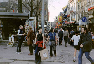 nl200104-amsterdam-city-08-shoppers.jpg (23484 bytes)