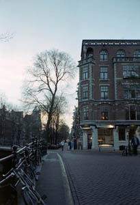 nl200104-amsterdam-city-13-twins.jpg (17142 bytes)