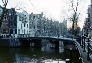 nl200104-amsterdam-city-14-crosss.jpg (21806 bytes)