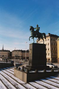 se200102-stockholm-city-05-horsestatue-s.jpg (17334 bytes)